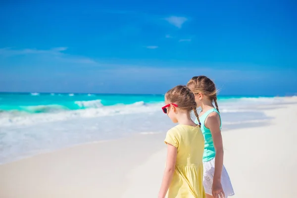 Маленькі дівчата розважаються на тропічному пляжі, граючи разом на узбережжі — стокове фото