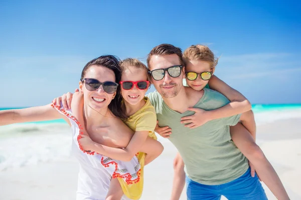 Retrato de la hermosa familia en las vacaciones de playa — Foto de Stock