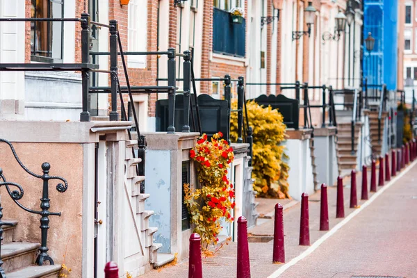 Krásná ulice a starými domy v Amsterdamu, Nizozemsku, provincie Severní Holandsko. Venkovní fotografie. — Stock fotografie