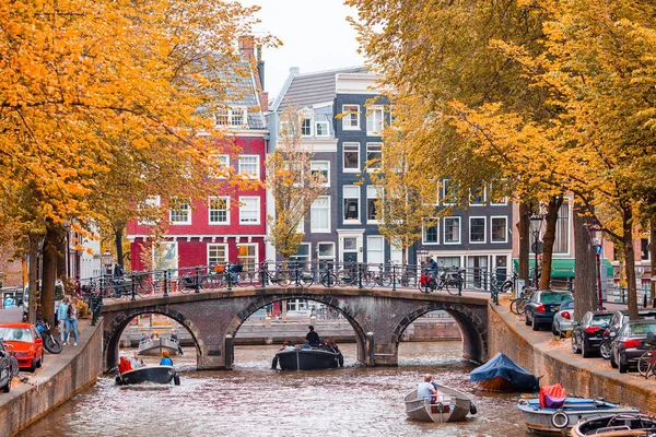 Schöner Kanal in der Altstadt von Amsterdam, Niederlande, Nord-Holland Provinz. — Stockfoto