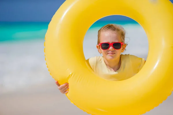 Porträt eines kleinen Mädchens mit aufblasbarem Gummikreis im Strandurlaub — Stockfoto