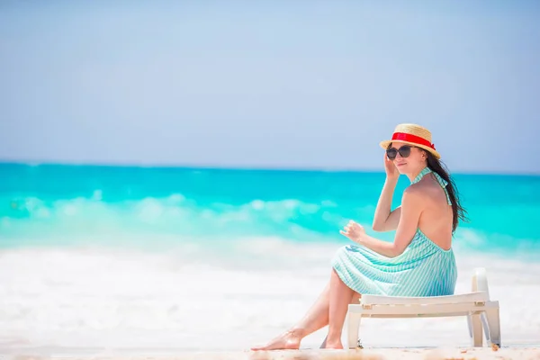 Junge Frau am tropischen Strand mit Hut — Stockfoto