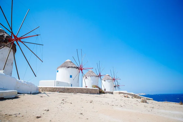 Famosa vista de los molinos de viento griegos tradicionales en la isla de Mykonos al amanecer, Cícladas, Grecia —  Fotos de Stock