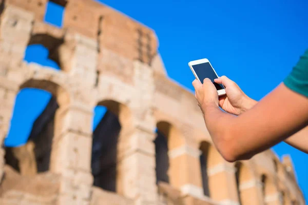 Tło zbliżenie smartphone wielkiego Koloseum, Rzym, Włochy — Zdjęcie stockowe
