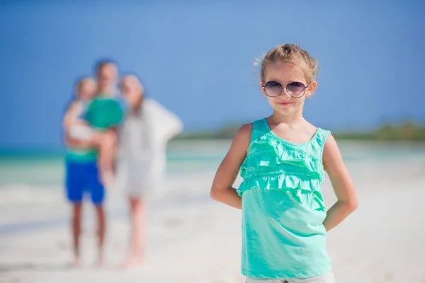 Jeune famille sur la plage — Photo