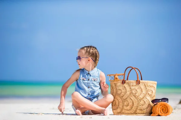 Aranyos kislány, fehér strand törölközőt és strand táska — Stock Fotó