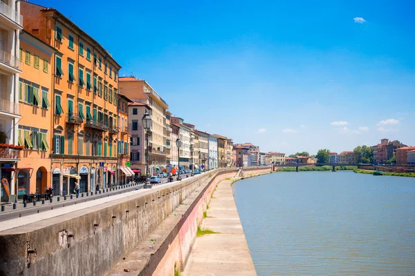 Vista de la ciudad italiana por el río Pisa, Italia. Foto sobre vacaciones europeas — Foto de Stock