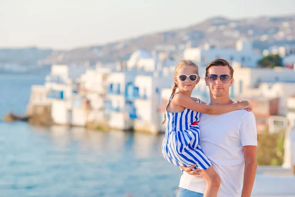 La familia en Europa. Antecedentes de padre y niña Pequeña Venecia en Mykonos, Grecia —  Fotos de Stock