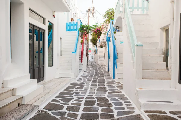 Úzké uličky řecký ostrov s kočkou. Krásnou architekturou v exteriéru s kykládském stylu. — Stock fotografie