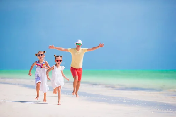 Passeggiata in famiglia sulla spiaggia tropicale bianca sull'isola dei caraibi — Foto Stock