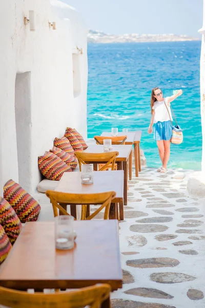 Kawiarnia na świeżym powietrzu w typowej greckiej kawiarni odkryty w Mykonos z niesamowitym widokiem na morze na wyspy Cyklady — Zdjęcie stockowe