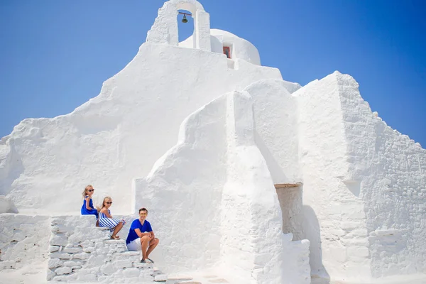Szczęśliwa rodzina w pobliżu kościół Paraportiani na wyspie Mykonos, Grecja — Zdjęcie stockowe