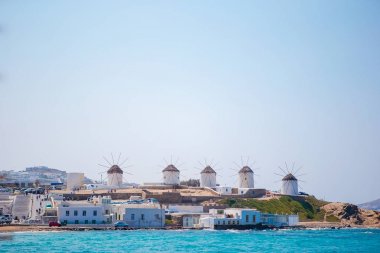 Yunanistan'da Mykonos Adası'Paraportiani Kilisesi'nin merdivenlerde Dört Kişilik Aile