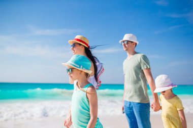 Genç aile tatilde çok eğleniyor.