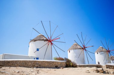 Gündoğumunda Mikonos adasında geleneksel Yunan yel değirmenleri, Kiklad, Yunanistan