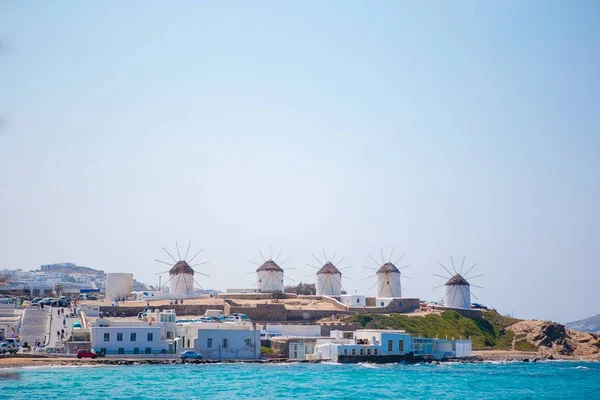 Família de quatro nas escadas da igreja Paraportiani na ilha de Mykonos, na Grécia — Fotografia de Stock