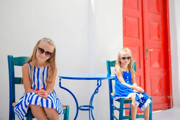 Dvě holky na dovolené v řecké vesnice — Stock fotografie