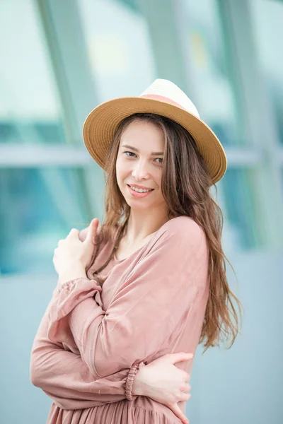 在国际机场的年轻女子。美丽的旅游女孩在帽子的肖像准备飞 — 图库照片