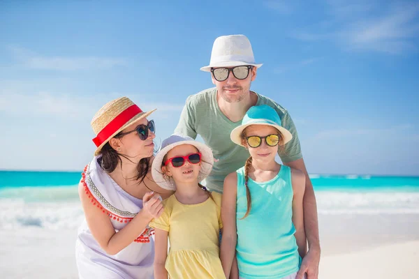 Familia de cuatro en vacaciones de playa tener un montón de diversión —  Fotos de Stock