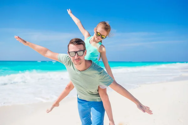Mała dziewczynka i szczęśliwy ojciec zabawę podczas wakacji na plaży — Zdjęcie stockowe
