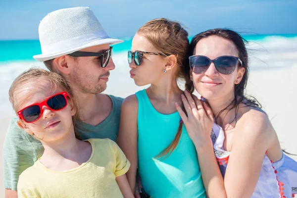 Encerramento da família de quatro na praia — Fotografia de Stock