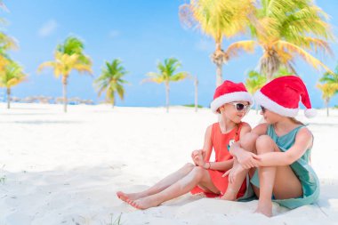 Sevimli küçük kız sahilde kutlama Noel Noel Baba şapkası eğlence var