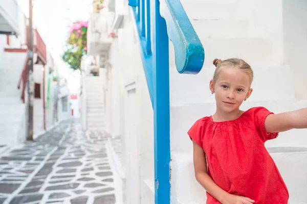 写真を撮る selfie 屋外狭上のギリシャの村の通り愛らしい少女 — ストック写真