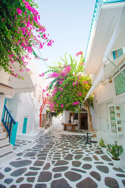 Beautiful architecture building exterior with cycladic style in greek village — Stock Photo, Image