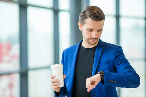 Retrato de un joven en el aeropuerto con equipaje — Foto de Stock