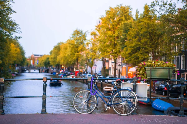 Fahrrad auf der Brücke in Amsterdam, Niederlande. Schöne Aussicht auf Kanäle im Herbst — Stockfoto