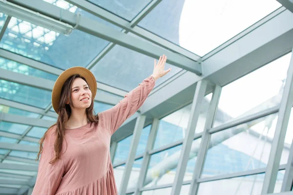 Femme heureuse dans l'aéroport international à l'intérieur — Photo