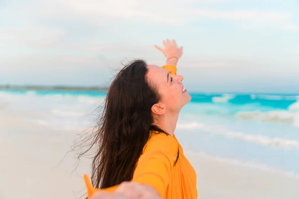 年轻美丽的妇女放松在白色热带海滩 — 图库照片