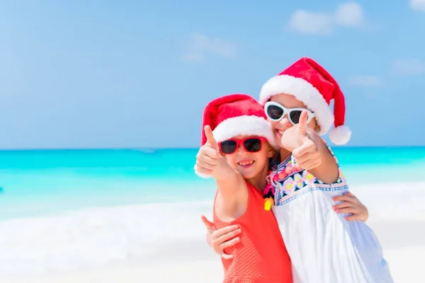 Weihnachtsurlaub. Kinder feiern fröhlich ihre Weihnachtsferien — Stockfoto