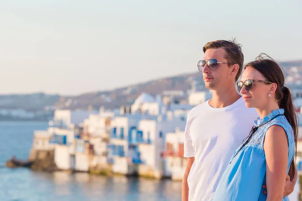 Красива молода пара в Міконос, Кіклади. Туристів насолодитися їх Грецька відпочинок в Греції тло знаменитий Mykonos перегляд — стокове фото