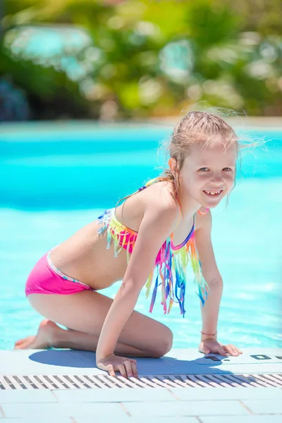 Pequeña chica adorable activa en la piscina al aire libre listo para nadar —  Fotos de Stock