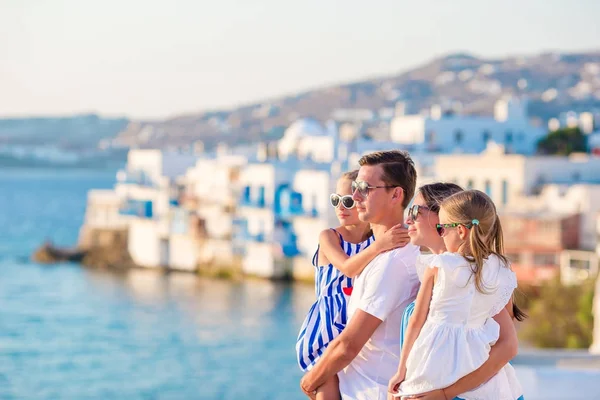 Familia con dos hijos de vacaciones en Europa — Foto de Stock