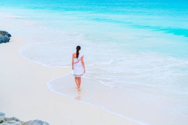Kadın çok eğleniyorum sığ suda Beach