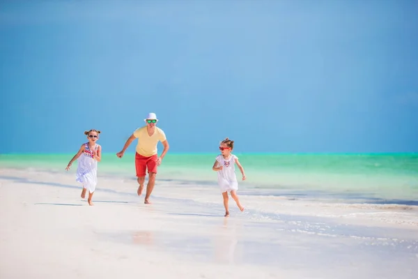 Familie wandelen op de witte strand op het Caribische eiland. Vader veel plezier met dochters op het strand — Stockfoto