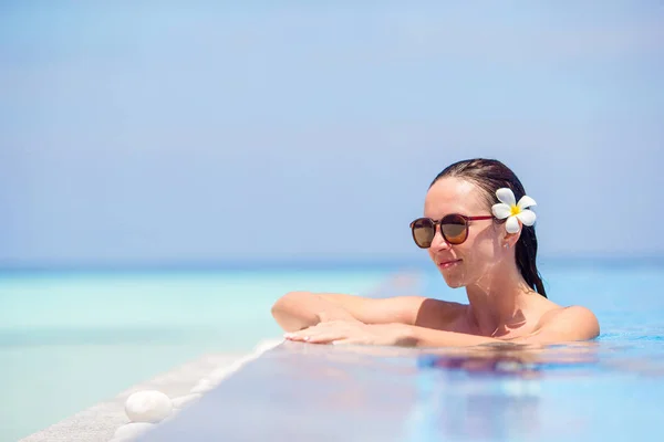 Joven hermosa mujer disfrutando de vacaciones de verano en la piscina de lujo al aire libre —  Fotos de Stock