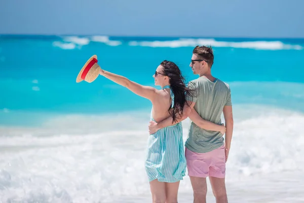 Happy family walking along the ocean on the beach — Stock Photo, Image