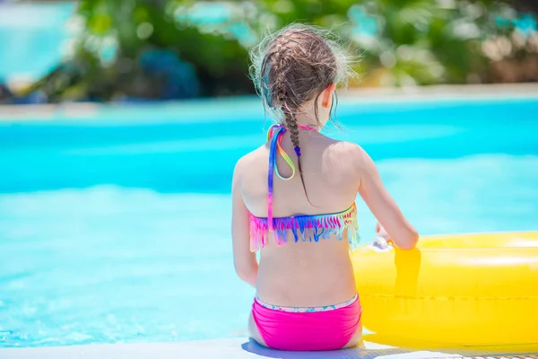 Pequeña chica adorable activa en la piscina al aire libre listo para nadar —  Fotos de Stock