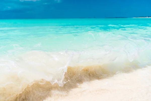 Perfekt vit sandstrand med turkost vatten — Stockfoto