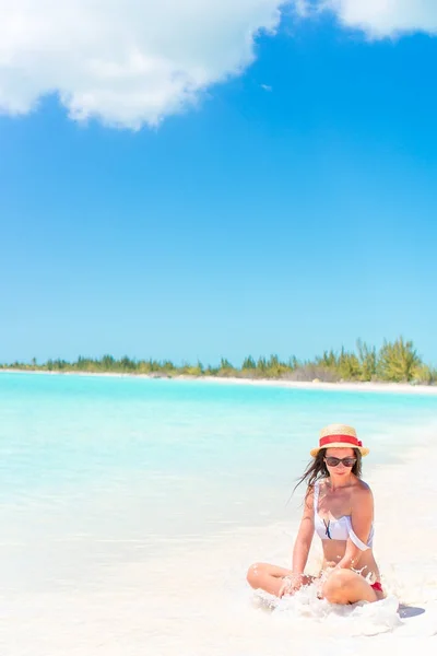 Jovem mulher bonita relaxar na praia tropical branca — Fotografia de Stock