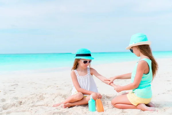 Kinderen elkaar zon crème toepast op het strand. Het concept van bescherming tegen ultraviolette straling — Stockfoto