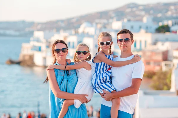 Сім'я з двома дітьми на літніх канікулах — стокове фото