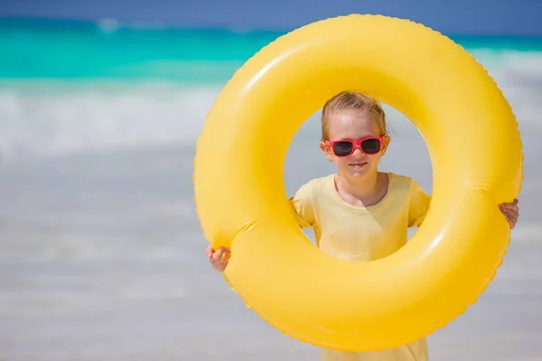 Portrait de petite fille avec cercle en caoutchouc gonflable sur les vacances à la plage — Photo