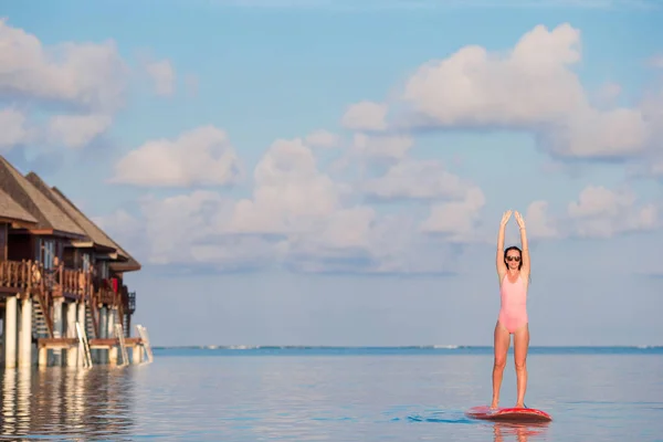 Aktive junge Frau auf Stand Up Paddle Board — Stockfoto