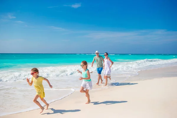 Szczęśliwa rodzina na wakacje na plaży mieć dużo zabawy — Zdjęcie stockowe