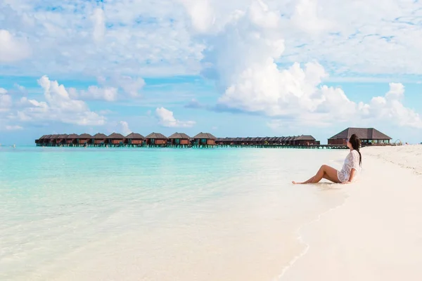 Młoda kobieta piękny relaks na plaży podczas tropikalny wakacje — Zdjęcie stockowe