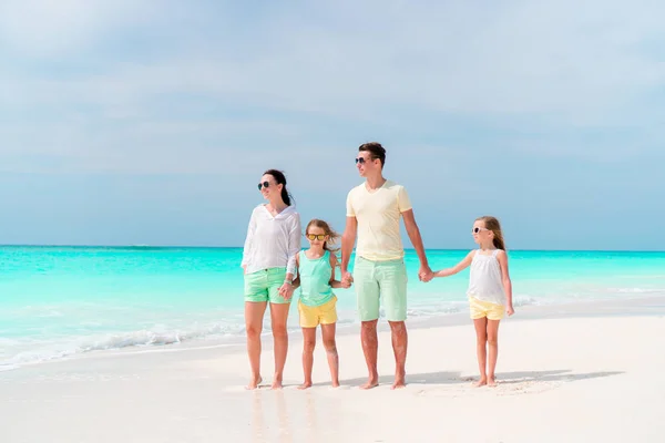 Van de vier op strandvakantie en gelukkige familie — Stockfoto